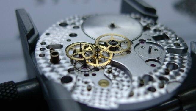 朗格手表自动机械表有响声怎么回事（处理手表走时故障的技巧）