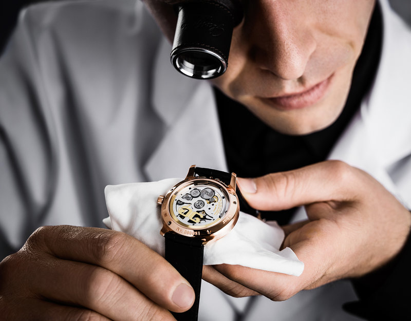 朗格手表维修保养中心在哪（朗格手表的表镜内有异物怎样处理）