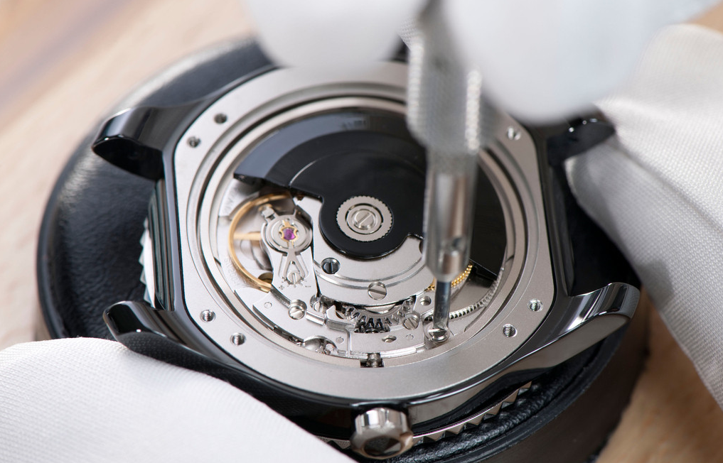 朗格手表几年保养一次（处理朗格手表表带受损的方法）