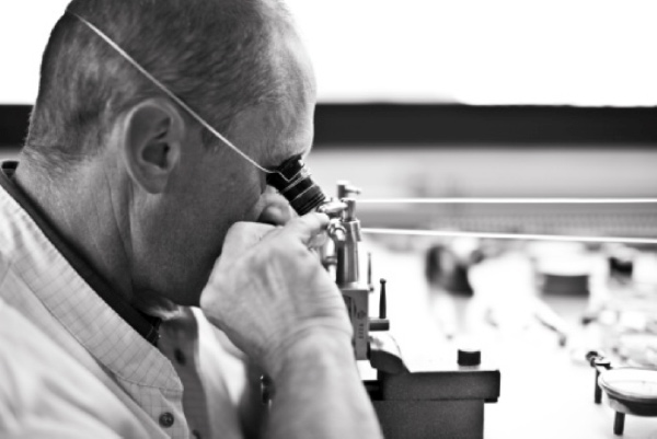 朗格手表维修点售后服务中心（朗格表后盖进灰）